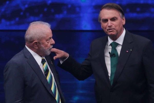 Lula e Bolsonaro, candidatos à presidência, em debate promovido pela TV Bandeirantes no segundo turno das eleições. Na foto, Bolsonaro coloca a mão no ombro de Lula, que olha para o adversário - - Metrópoles