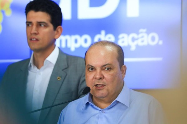 Foto de dois homens com um microfone na frente