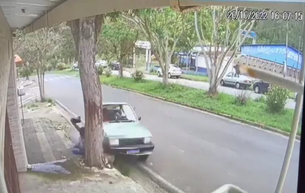 A idosa só teve tempo de pular trás