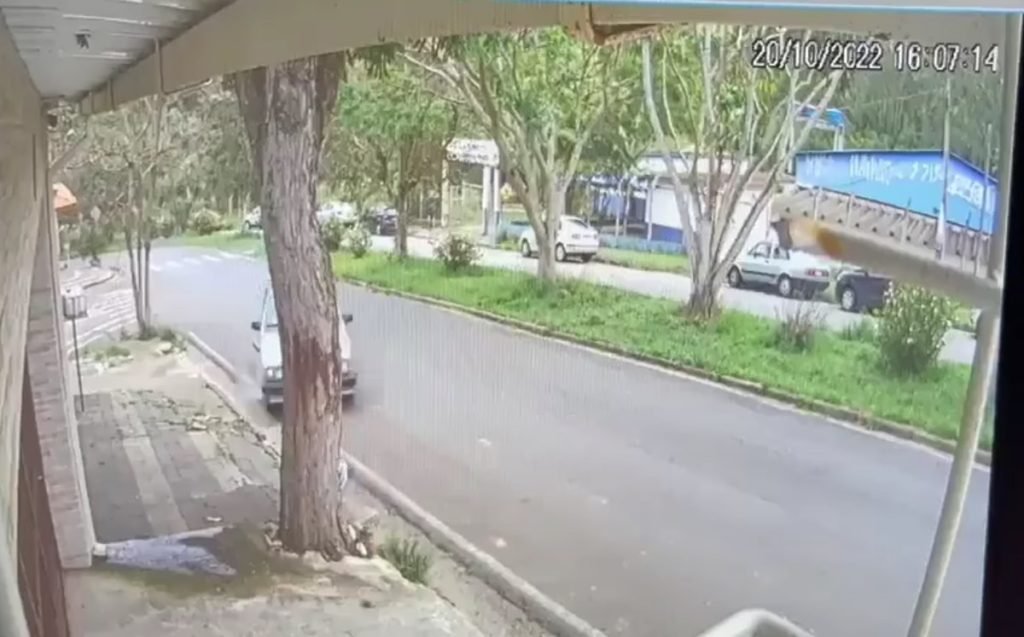 A mulher viu um carro desgovernado vir em alta velocidade em sua direção