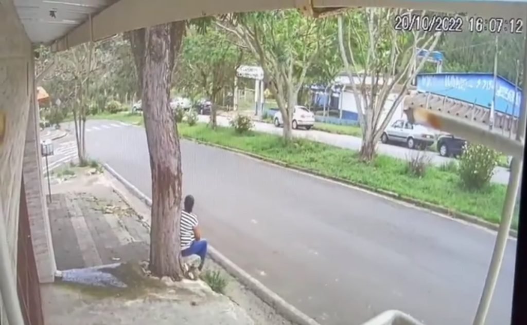 A idosa estava sentada na calçada da avenida Mitsuke, em Mairinque no interior de São Paulo