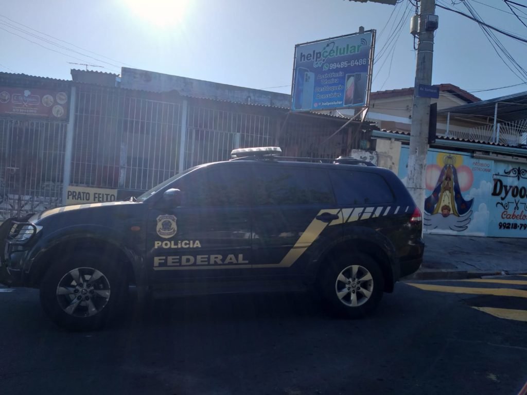 Polícia Federal investiga participantes de crime em Araçatuba. na foto, camburão da PF aparece estacionado do lado de fora de loja de eletrônicos - Metrópoles