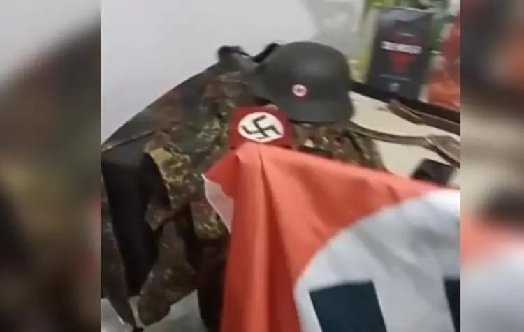 Bandeira e roupas com símbolo nazista