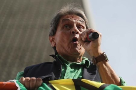 São Paulo (SP) - 01/05/2021 - Manifestação em apoio ao Presidente Jair Bolsonaro em SP - O presidente Nacional do PTB, Roberto Jefferson, durante ato com Apoiadores do presidente Jair Bolsonaro (sem partido), na Avenida Paulista, região central de São Paulo, neste sábado 01 de Maio, dia do Trabalhador. A manifestação é a favor do presidente, contra o governador João Doria (PSDB). Foto: Fábio Vieira/Metrópoles