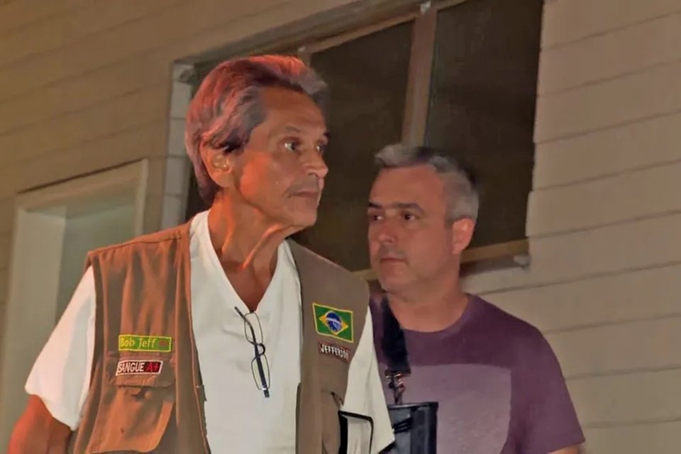 O ex-deputado Roberto Jefferson chega à Superintendência da PF no Rio após atirar em policiais e resistir prisão - Metrópoles