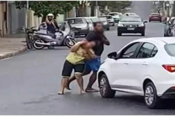 CapCut_vídeo da mulher que vai com um carro blindado lá na áfrica