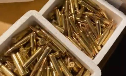 Dois isopores retangulares cheios de balas douradas para fuzil encontradas na casa do ex-deputado Roberto Jefferson, que resistiu se entregar para a Polícia Federal - Metrópoles