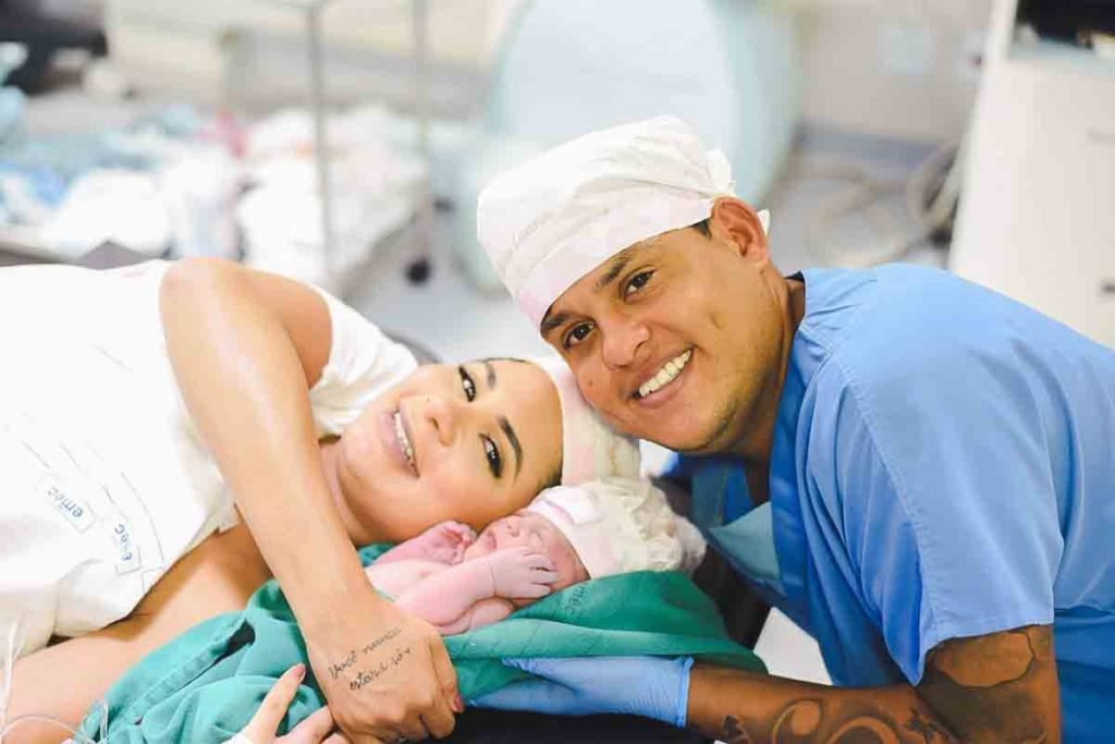 Foto de Thiago Aquino, Thayná e segunda filha