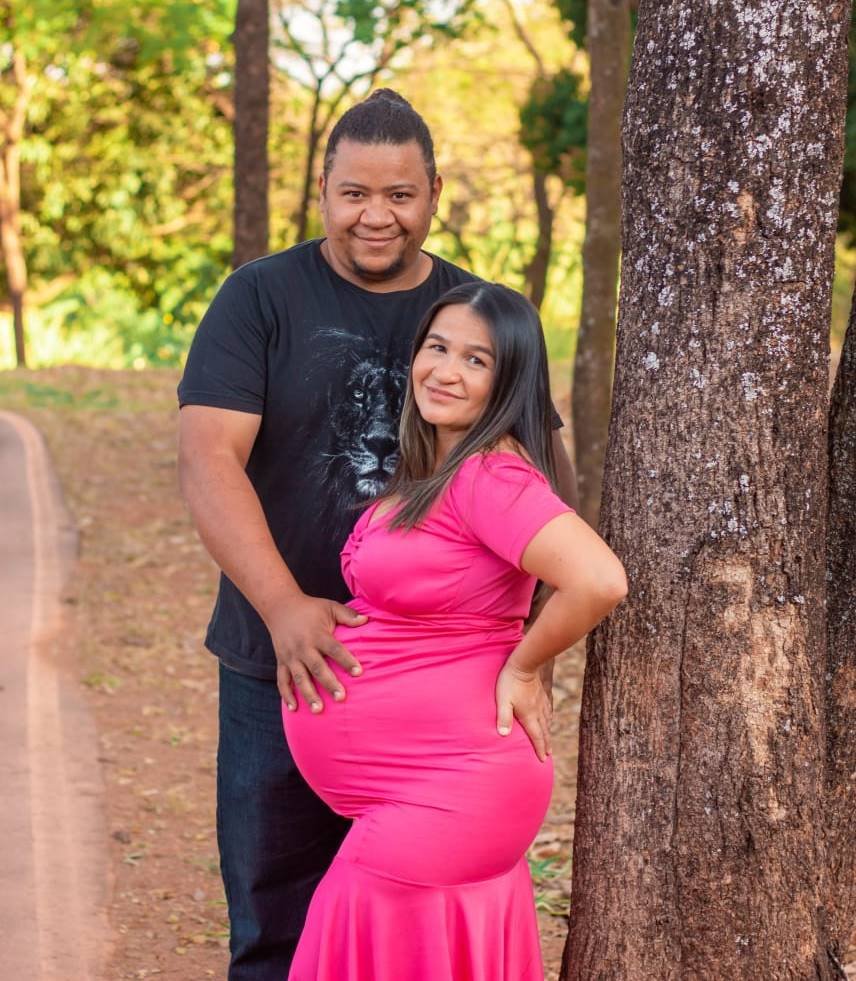 Marido segura barriga de mulher grávida