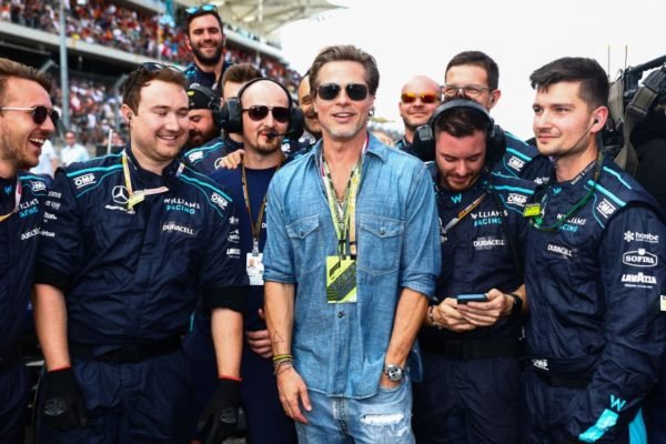 Brad Pitt com equipe de mecânicos - Metrópoles