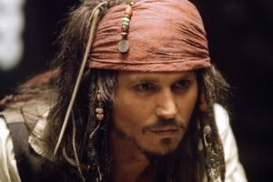 Foto colorida de Johnny Depp interpretando Jack Sparrow