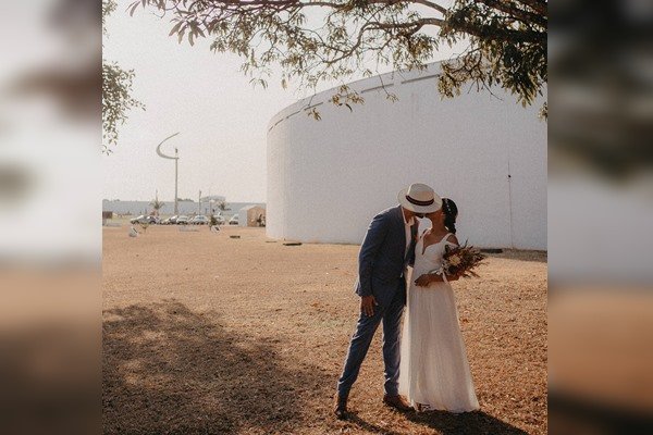 Noivos se beijam durante casamento - Metrópoles