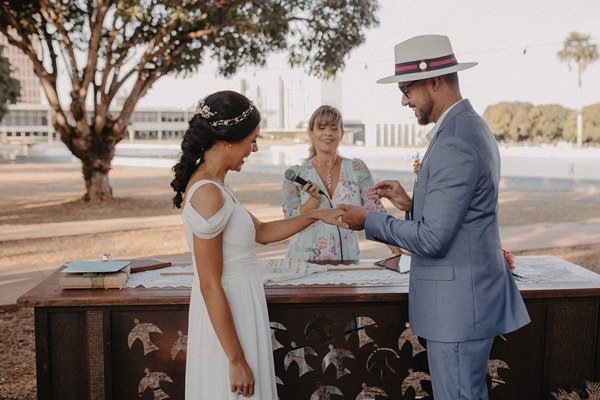 Noivos trocam alianças durante casamento - Metrópoles