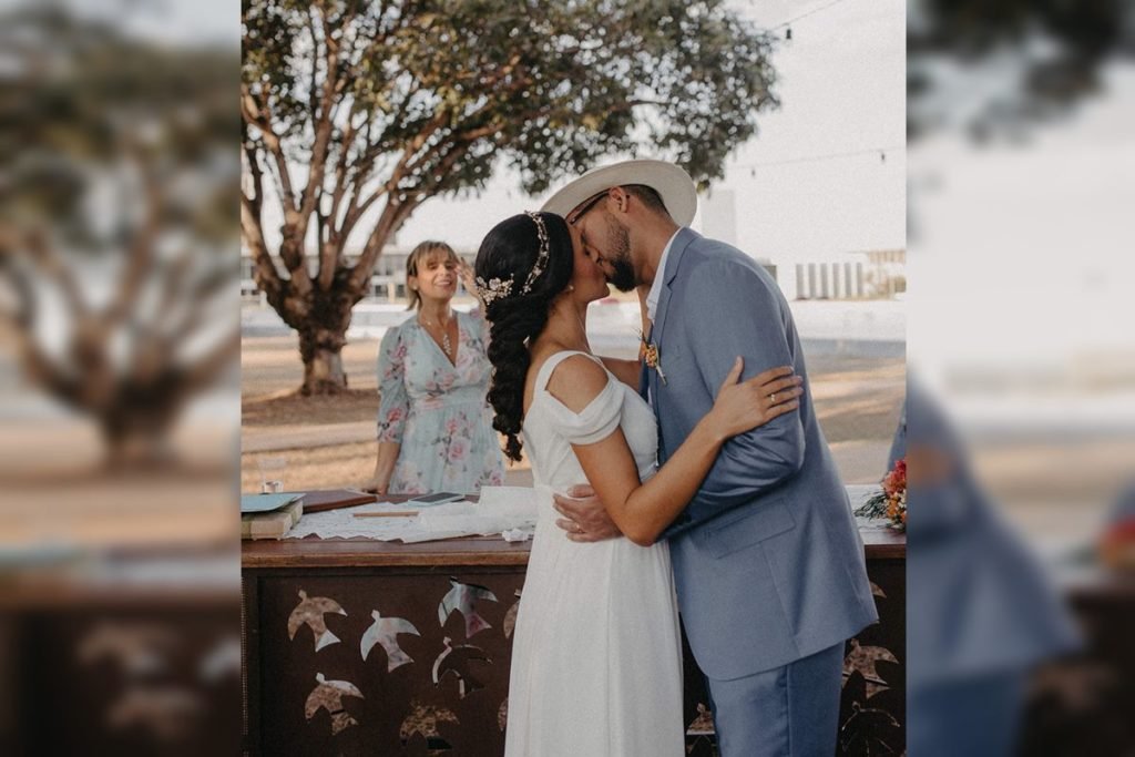 Noivos se beijam durante casamento - Metrópoles