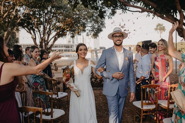 Noivos são aplaudidos após casamento a céu aberto - Metrópoles