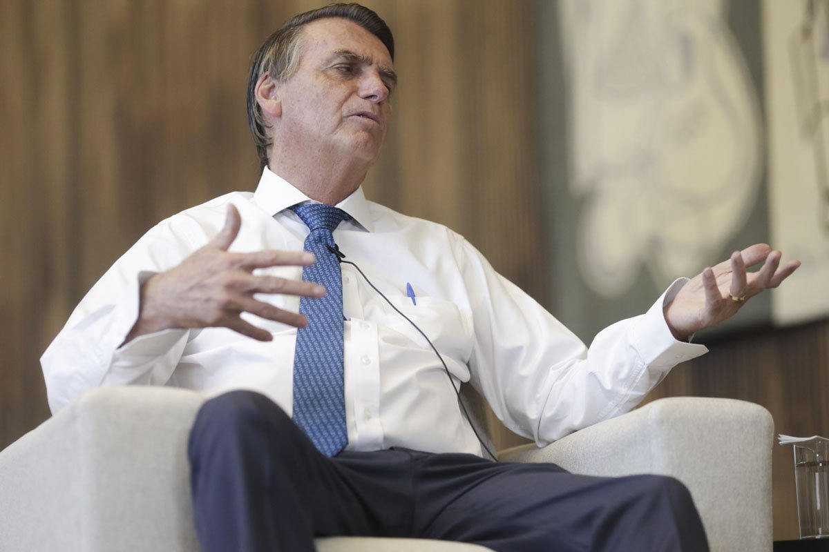 Presidente é Bolsonaro entrevistado pela jornalista Lilian Tahan, do portal Metrópoles. Ambos estão sentado em salão amplo do palácio da Alvorada e o presidente fala gesticulando - Metrópoles