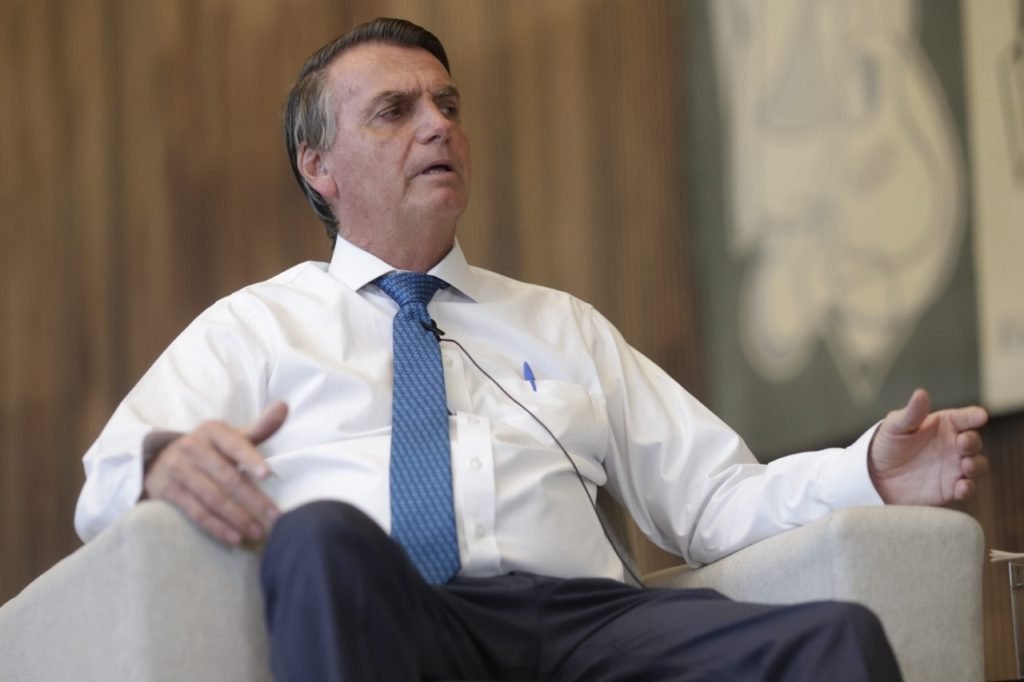 thumb-poster-3x2-644 Presidente é Bolsonaro entrevistado pela jornalista Lilian Tahan, do portal Metrópoles. Ambos estão sentado em salão amplo do palácio da Alvorada e o presidente fala gesticulando - Metrópoles