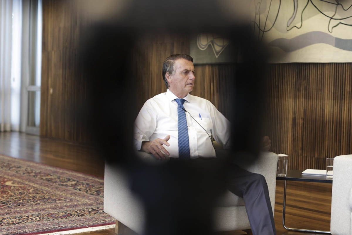 Presidente é Bolsonaro entrevistado pela jornalista Lilian Tahan, do portal Metrópoles. Ambos estão sentado em salão amplo do palácio da Alvorada e o presidente fala gesticulando - Metrópoles
