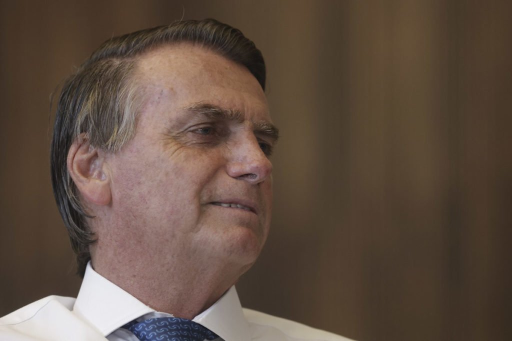 Presidente é Bolsonaro entrevistado pela jornalista Lilian Tahan, do portal Metrópoles. Ambos estão sentado em salão amplo do palácio da Alvorada e o presidente fala gesticulando - Metrópoles