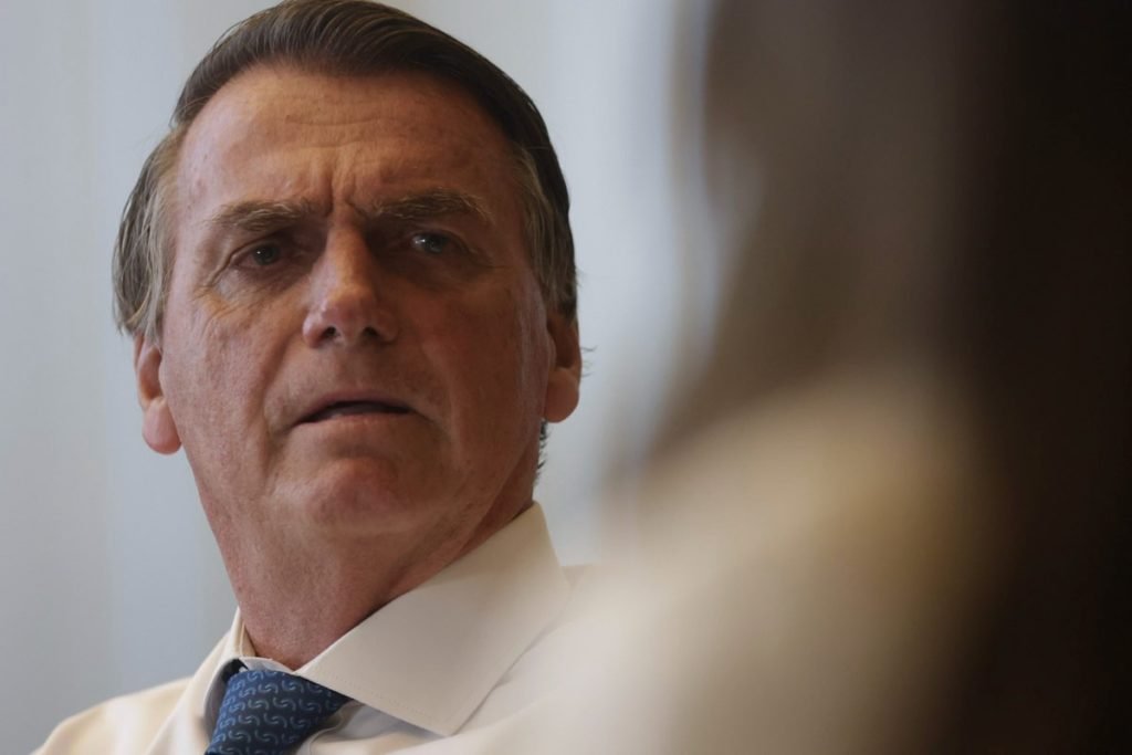 thumb-poster-3x2-644 Presidente é Bolsonaro entrevistado pela jornalista Lilian Tahan, do portal Metrópoles. Ambos estão sentado em salão amplo do palácio da Alvorada e o presidente fala gesticulando - Metrópoles