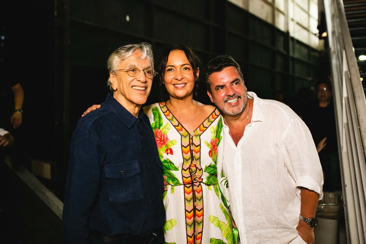 O cantor Caetano Veloso ao lado de Katia Barros e Marcello Bastos, donos da marca Farm, em evento no Rio de Janeiro de 15 de outubro de 2022