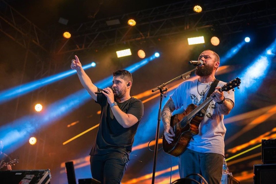 Foto colorida de Jorge e Mateus
