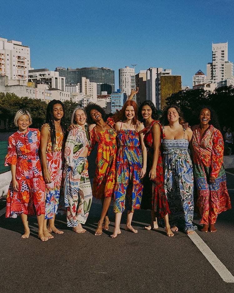 Mulheres de diversas raças e idades posando para foto nas ruas do Rio de Janeiro para campanha da marca Farm. Elas usam vestidos e macacões com estampas de flores coloridas