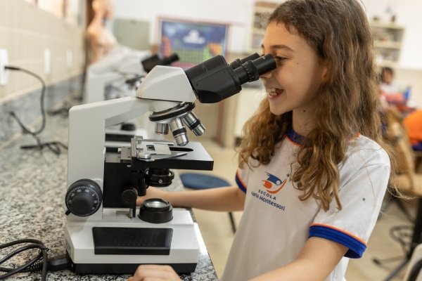 Escola Maria Montessori é uma das que aliam tradição e inovação, além de teoria e prática.
