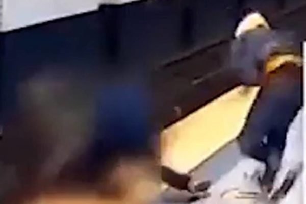 Vídeo: Rato sobe em passageiro sonolento em metrô de Nova York