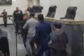 foto colorida de vereadores de terno brigando