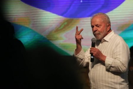 O ex-presidente e candidato à presidência Lula participa de ato em defesa da democracia e do Brasil ao lado de correligionários. Ele gesticula e segura microfone enquanto discursa - Metrópoles