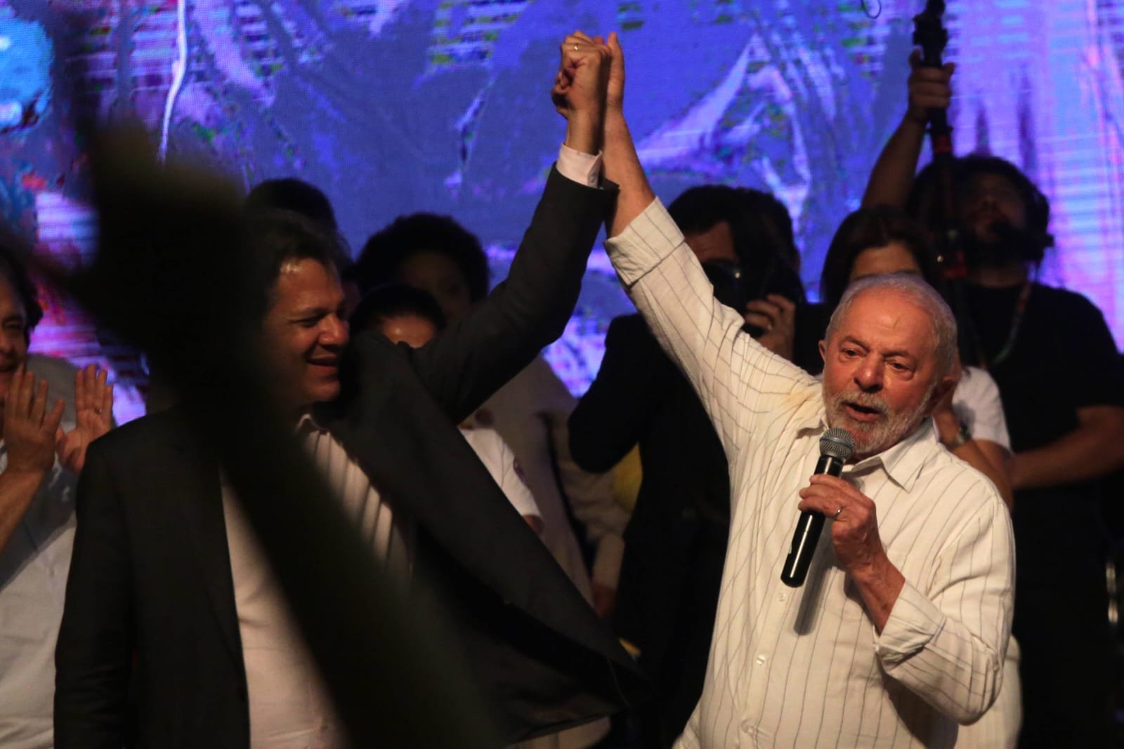 Lula levanta a mão do candidato Fernando Haddad