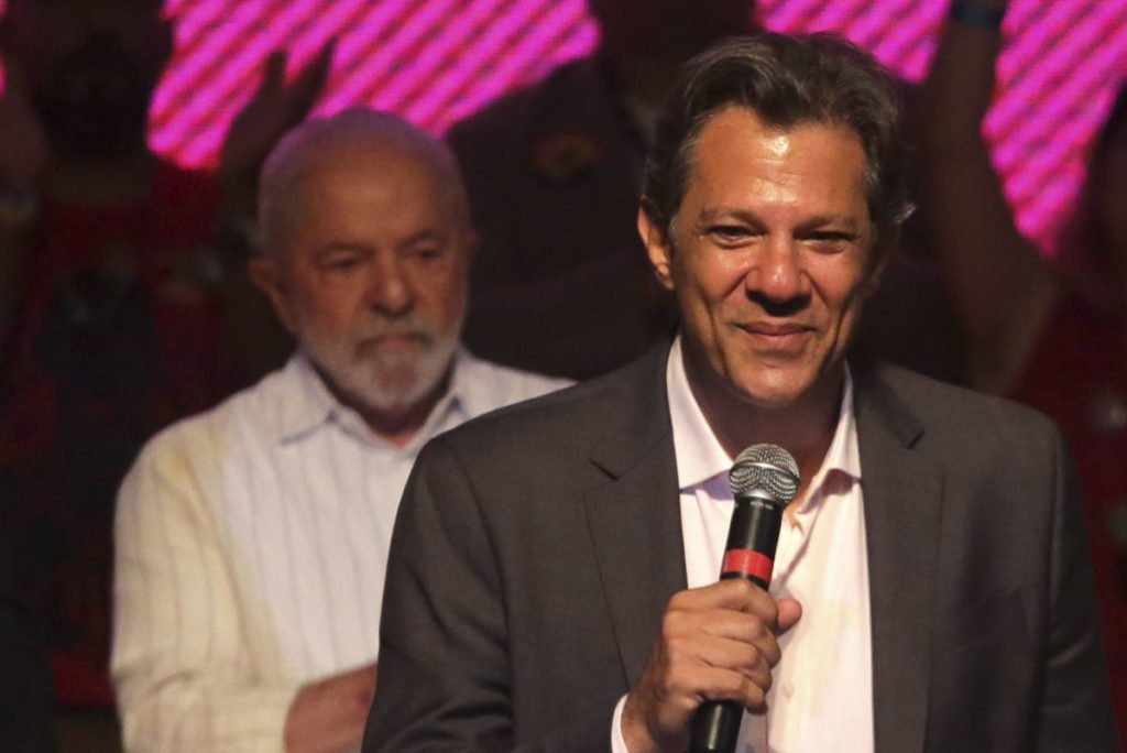 Fernando Haddad discursa ao lado de Lula