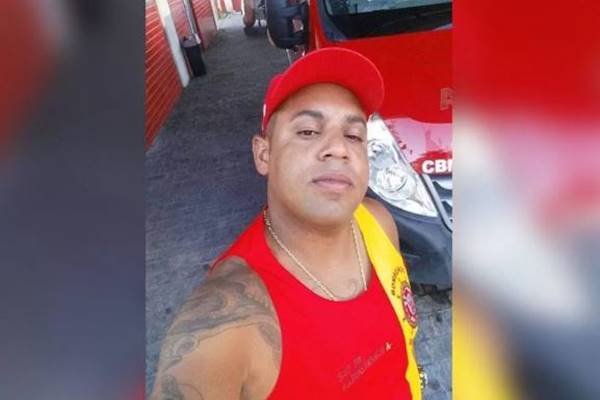 Selfie colorida de homem com uniforme de bombeiro
