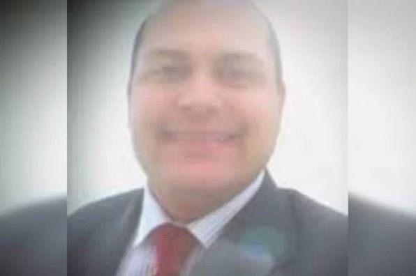 Fotografia colorida de homem de terno sorrindo