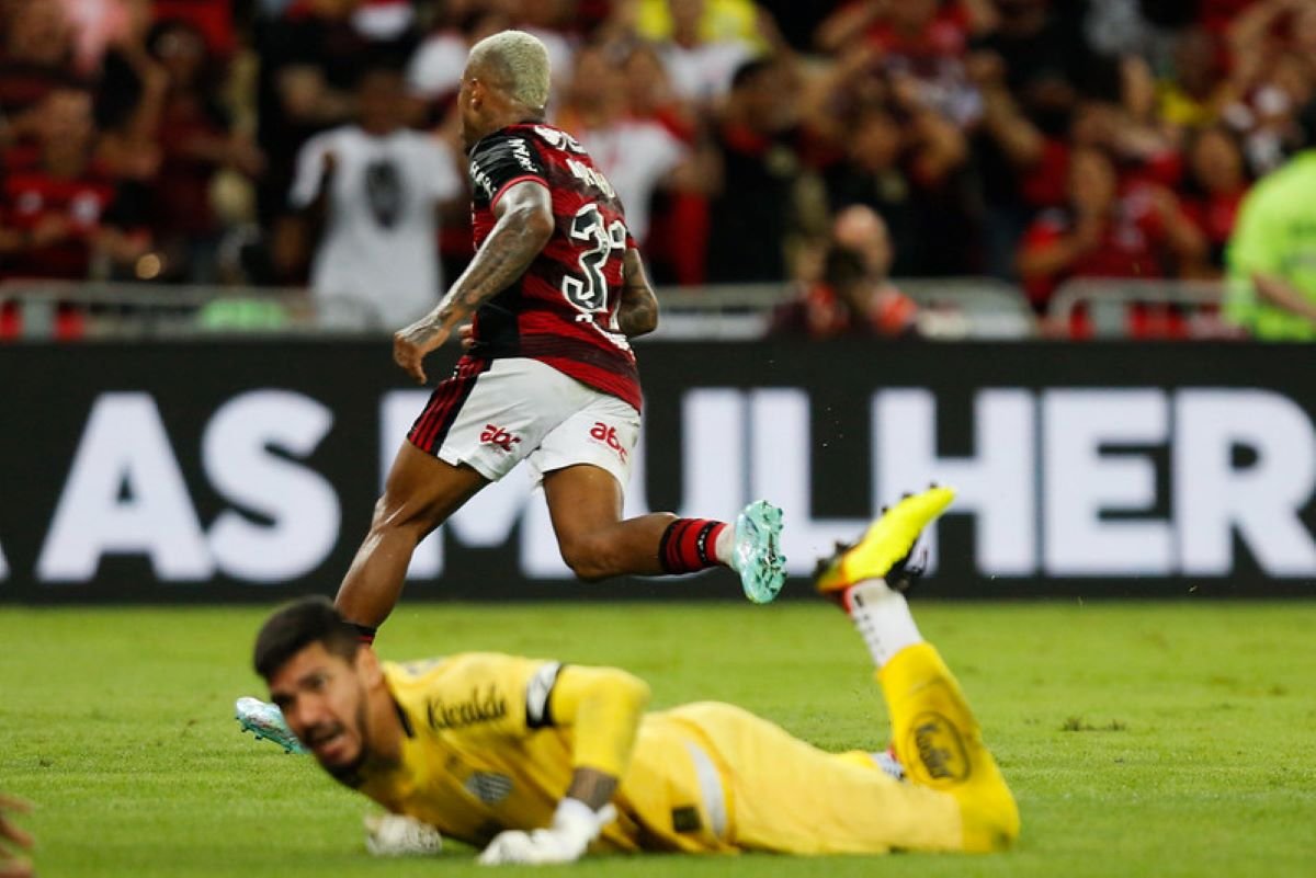 Com lances polêmicos e gols, Flamengo vence o Santos antes da