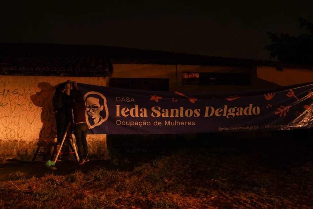 Cartaz azul em porta de casa