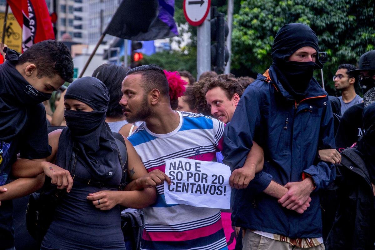 Manifestantes marcham durante um protesto contra o aumento da tarifa do transporte público em São Paulo, Brasil, quarta-feira, 17 de janeiro de 2018. O protesto foi organizado pelo Movimento Tarifa Livre, o mesmo grupo que iniciou manifestações antigovernamentais em massa que encheram as ruas de Brasil em 2013.