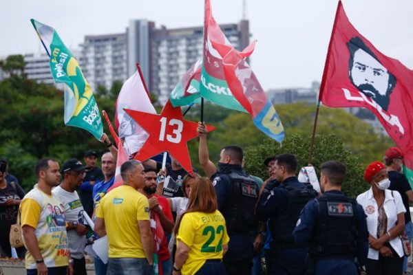 Bolsonaristas e lulistas em campanha na Rodoviária, discutindo, com intervenção da PM
