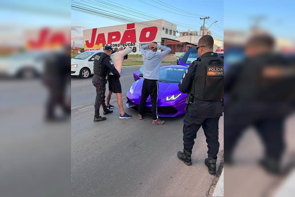 Cantor Hungria em Lamborghini sendo abordado por PMs