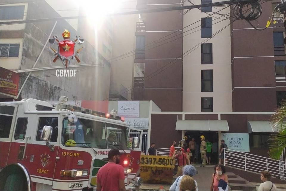 Bombeiros e pessoas em frente de prédio - Metrópoles