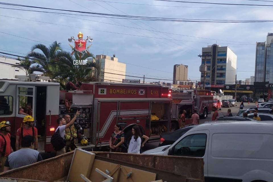 Bombeiros, pessoas e caminhão de combate contra incêndio - Metrópoles