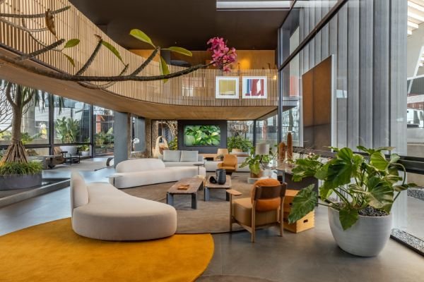Sala com vários itens de decoração e bastante entrada de luz natural-Metrópoles