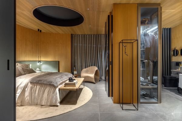 quarto à esquerda e closet à direita com banheiro ao fundo-Metrópoles