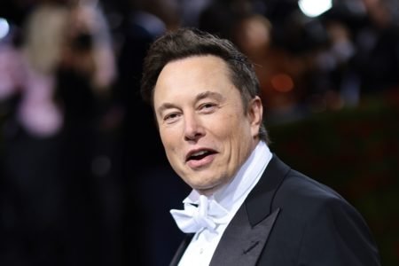 Imagem de Elon Musk, novo dono do Twitter, sorrindo durante o MET Gala - Metrópoles