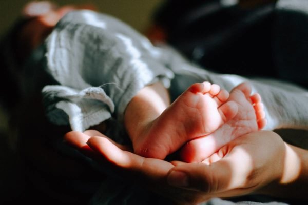 Foto colorida de pés de bebê