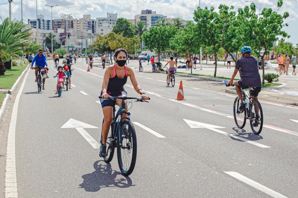 Pessoas andam de bicicleta e a pé em rua de Vitória, capital do Espírito Santo - Metrópoles