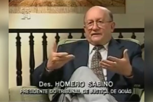 O desembargador Homero Sabino, então presidente do Tribunal de Justiça de Goiás, em entrevista. Ele ficou famoso após ser refém em prisão - Metrópoles