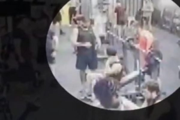 foto colorida de pessoas na academia