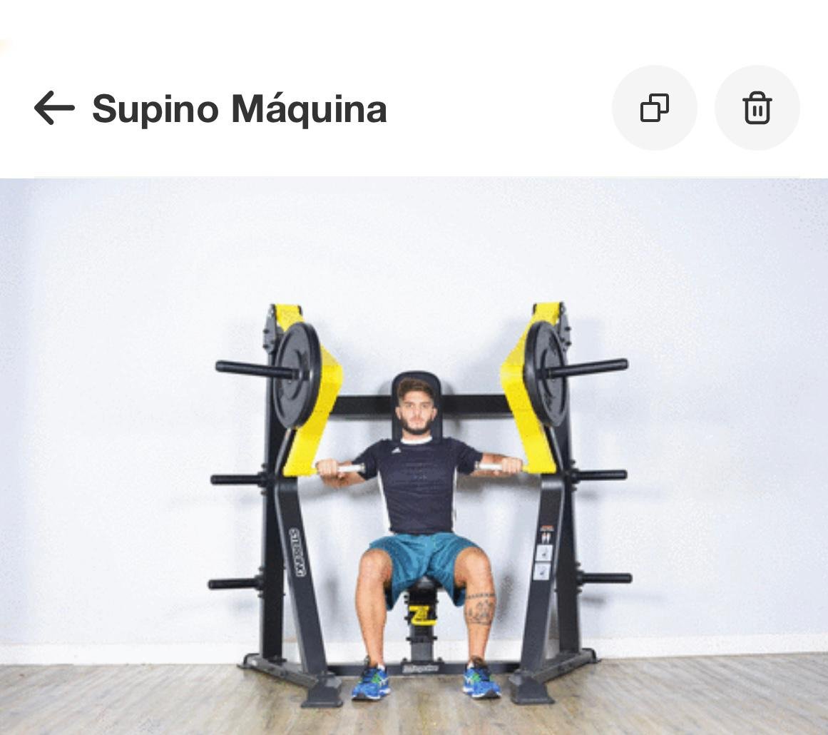 Homem sentado em uma máquina de academia fazendo um exercício do tipo supino - Metrópoles